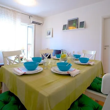 Luxe 3br Апартаменти *